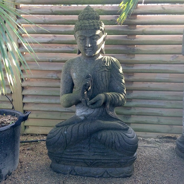 Statue Bouddha assis en pierre de lave